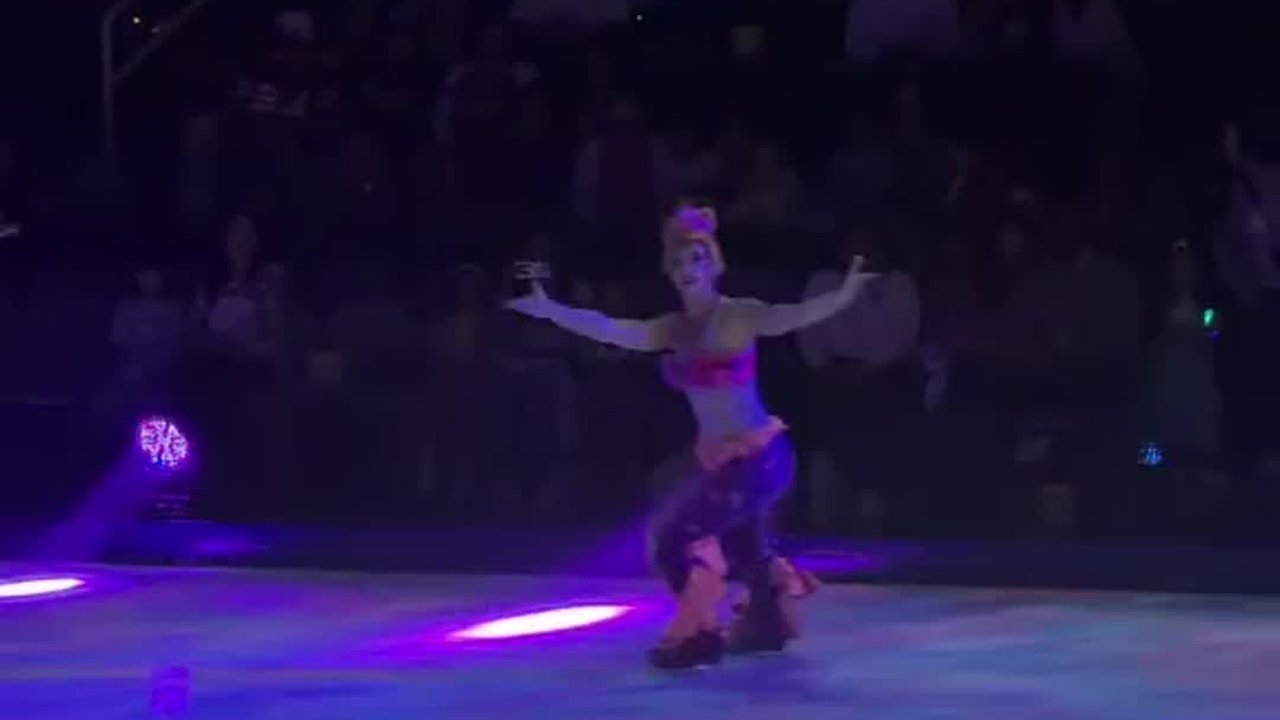 Patinadores en un show sobre hielo