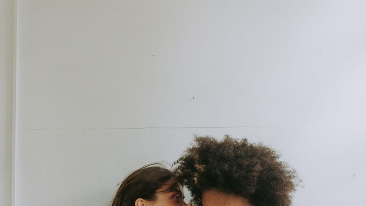 Dos mujeres platicando en secreto