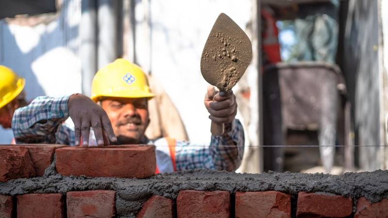 Trabajador de la construcción con casco