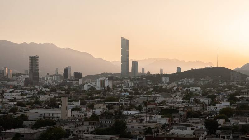 Ciudad con cerros al fondo
