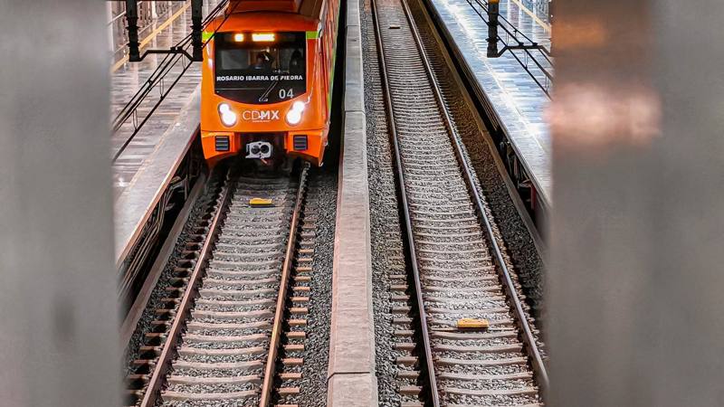 Tren de pasajeros en las vías